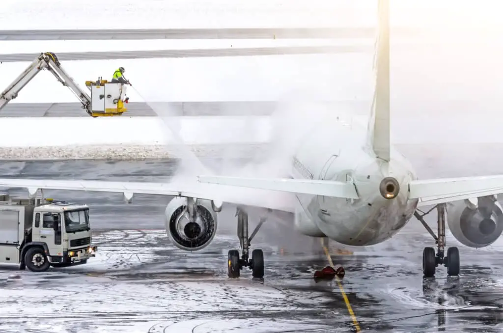 Can A Plane Fly In Rain Deicing